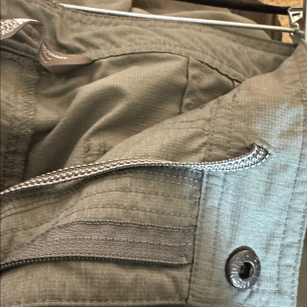 The North Face 100% Nylon Cargo Hiking Pants in a gray/sage color size 12